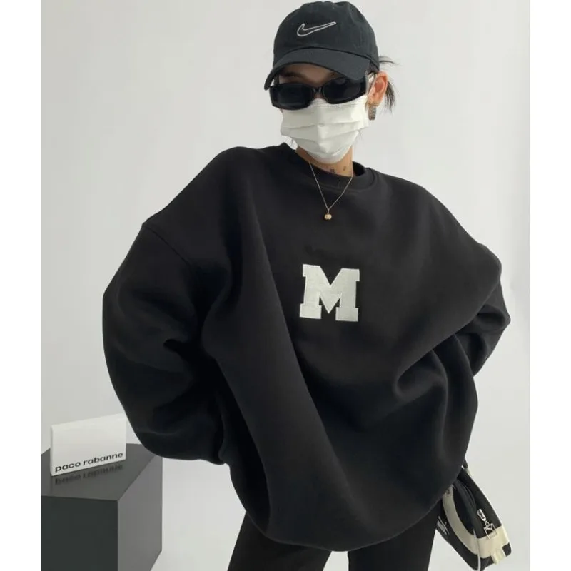 

Свободный и тонкий флисовый свитер в гонконгском стиле с вышитыми буквами и круглым вырезом