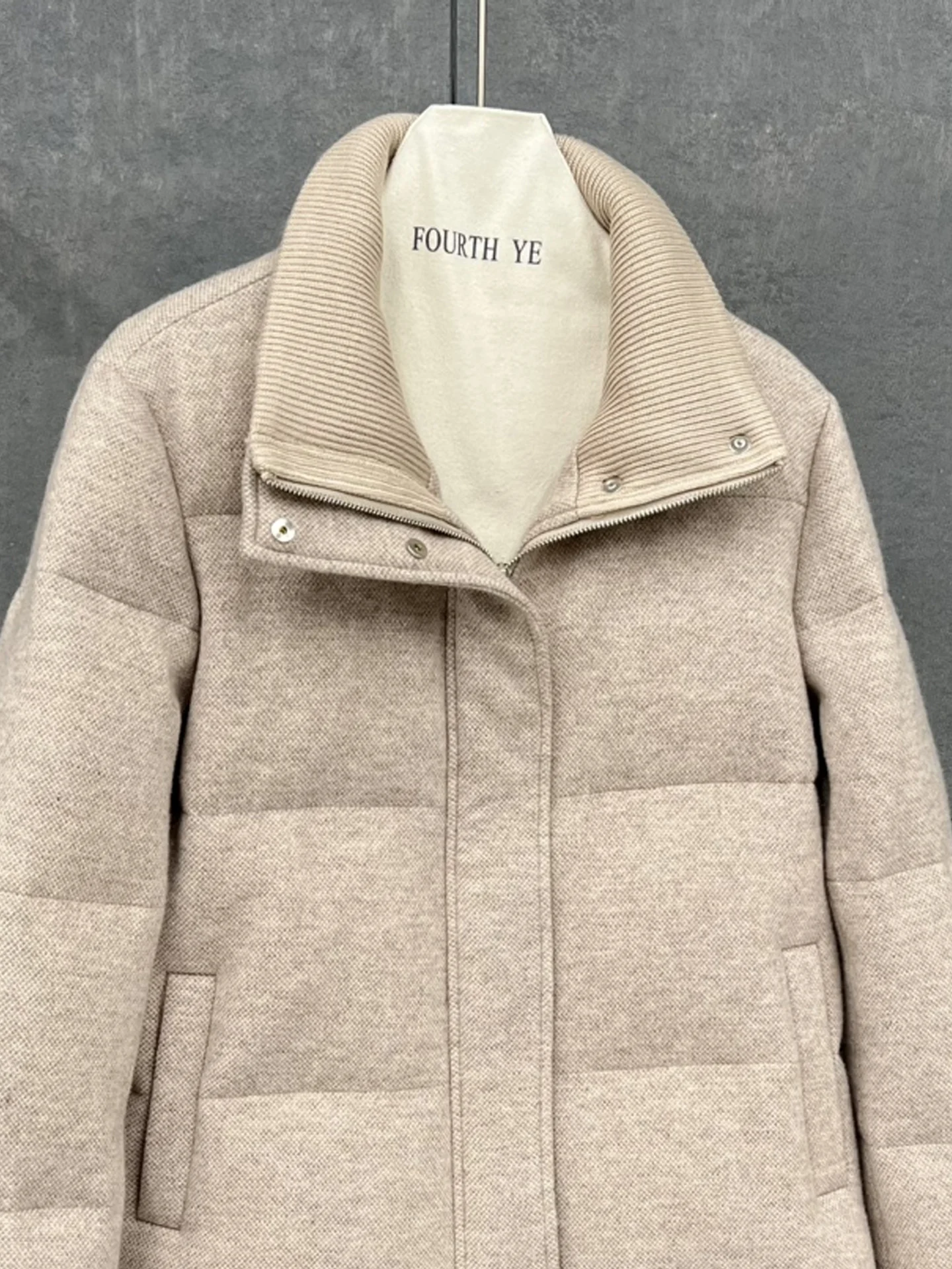 Outono e inverno nova alta qualidade pele brilhante ganso para baixo jaqueta emenda de malha para baixo jaqueta estilo retro feminino