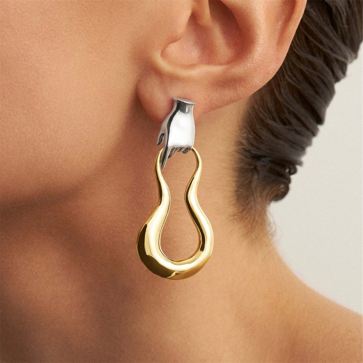 

Classic and minimalist Instagram style hollow earrings with both hands, fashionable and versatile earrings for women