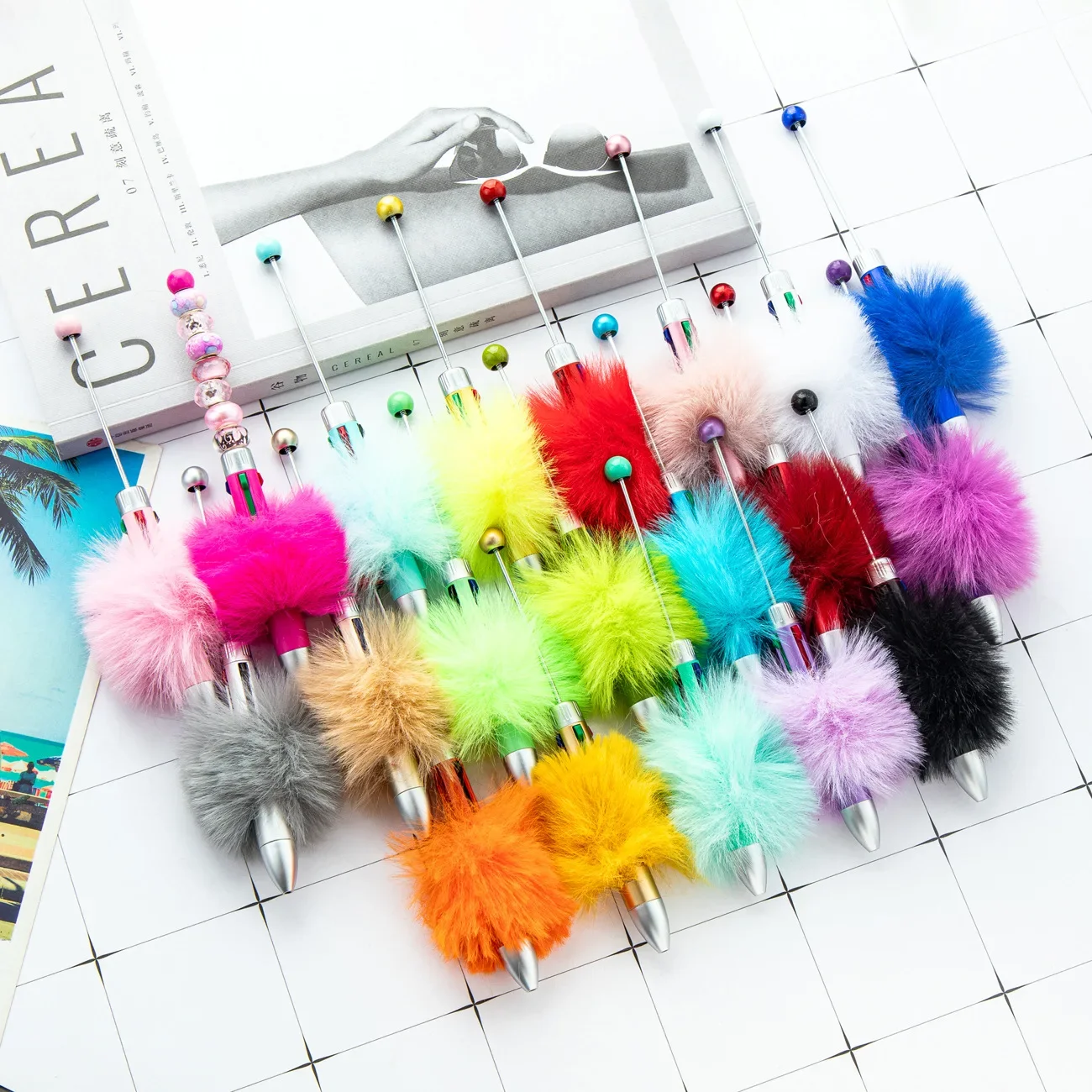 

30 шт., новый стиль, меховой шарик, пластиковая ручка из бисера, шариковая ручка 4-в-1, шариковая ручка из бисера «сделай сам», студенческая многоцветная ручка для ручного учета