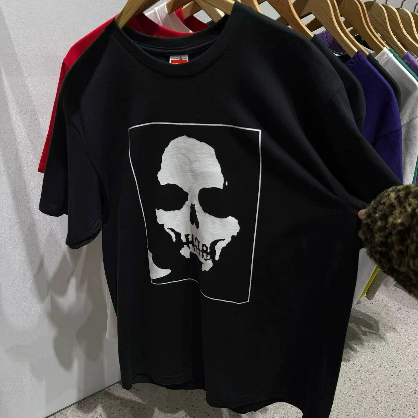 

Футболка из хлопка с принтом черепа, коллекция Осень-Зима 2025, с круглым вырезом, коротким рукавом, в американском стиле, дышащая, свободного кроя, коллаборационная серия