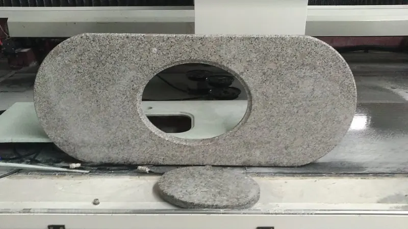 Die maximale Dicke der europäischen Grabstein-Denkmalerkopf-Steingravurmaschine kann 20 cm erreichen, um Bestattungsgrabsteine zu schnitzen