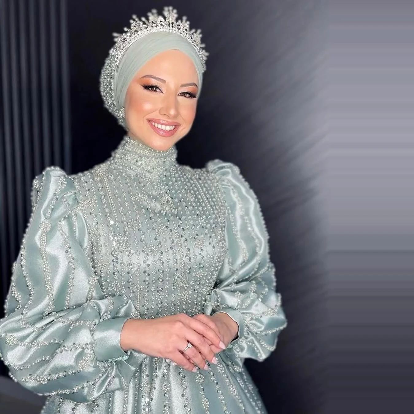 

Dubai Silver Evening Dress Muslim Middle East Crystal Beaded Formal Party Dress Long Sleeve High Neck Celebrity Dress Customized