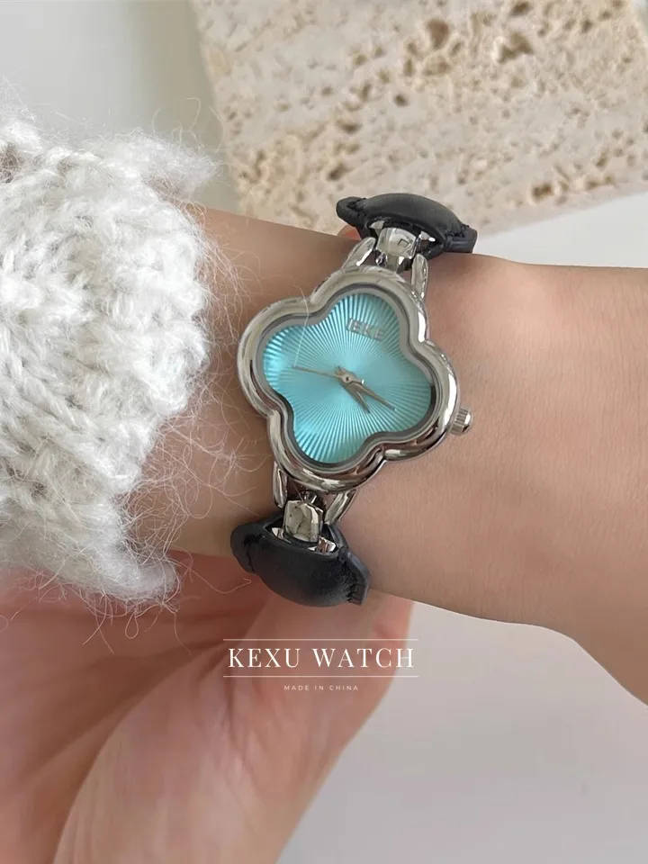 ساعة IEKE ساعة وجه مستوحاة من الطراز البرسيم للنساء، ساعة يد كوارتز أنيقة بمينا أزرق/ذهبي/رمادي/أبيض للسيدات