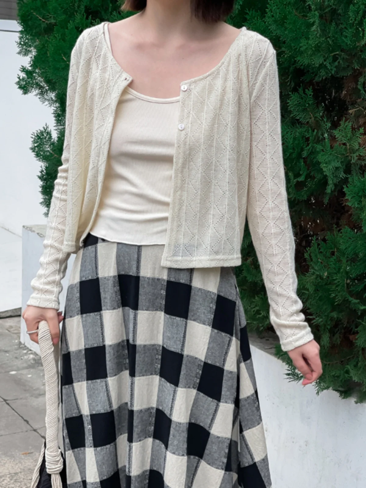 

Комплект из двух предметов: вязаный удлиненный жилет и топ Phil Dan. Весенний, приталенный, универсальный, с защитой от солнца и кондиционирования, из чистого хлопка.