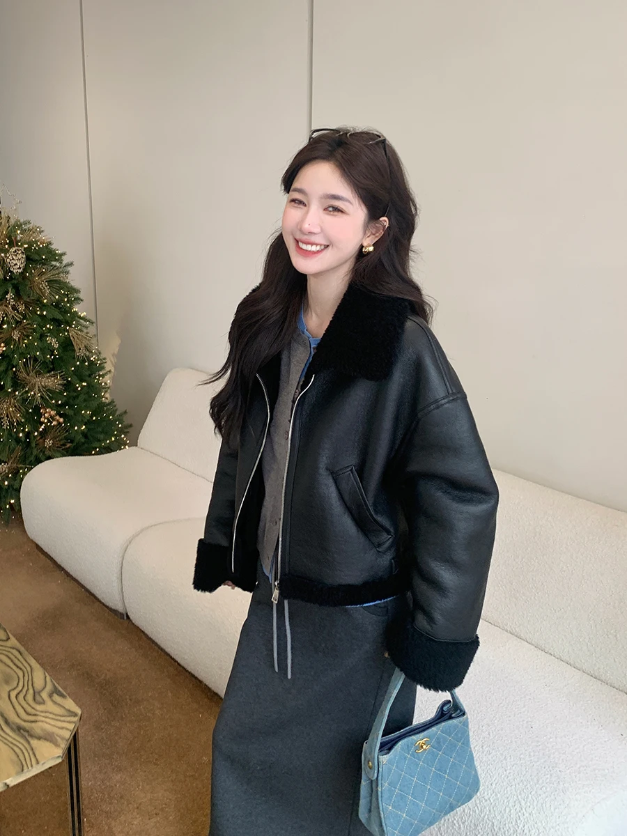 

Женская кожаная шуба из меха Melton, новинка зимы, шерстяная шуба с капюшоном, мотоциклетная, удобная, теплая, универсальная...