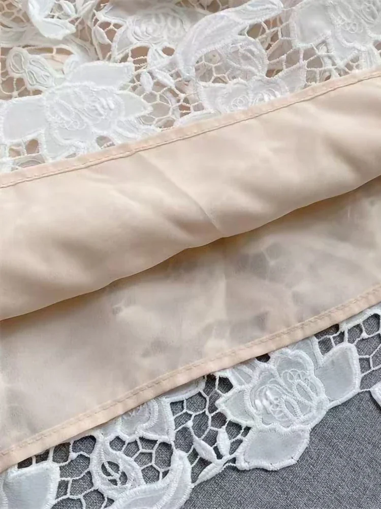 فستان نسائي مطرز بالدانتيل الأبيض وطية صدر السترة من الجانبين الصناعية مزين بفستان قصير أنيق