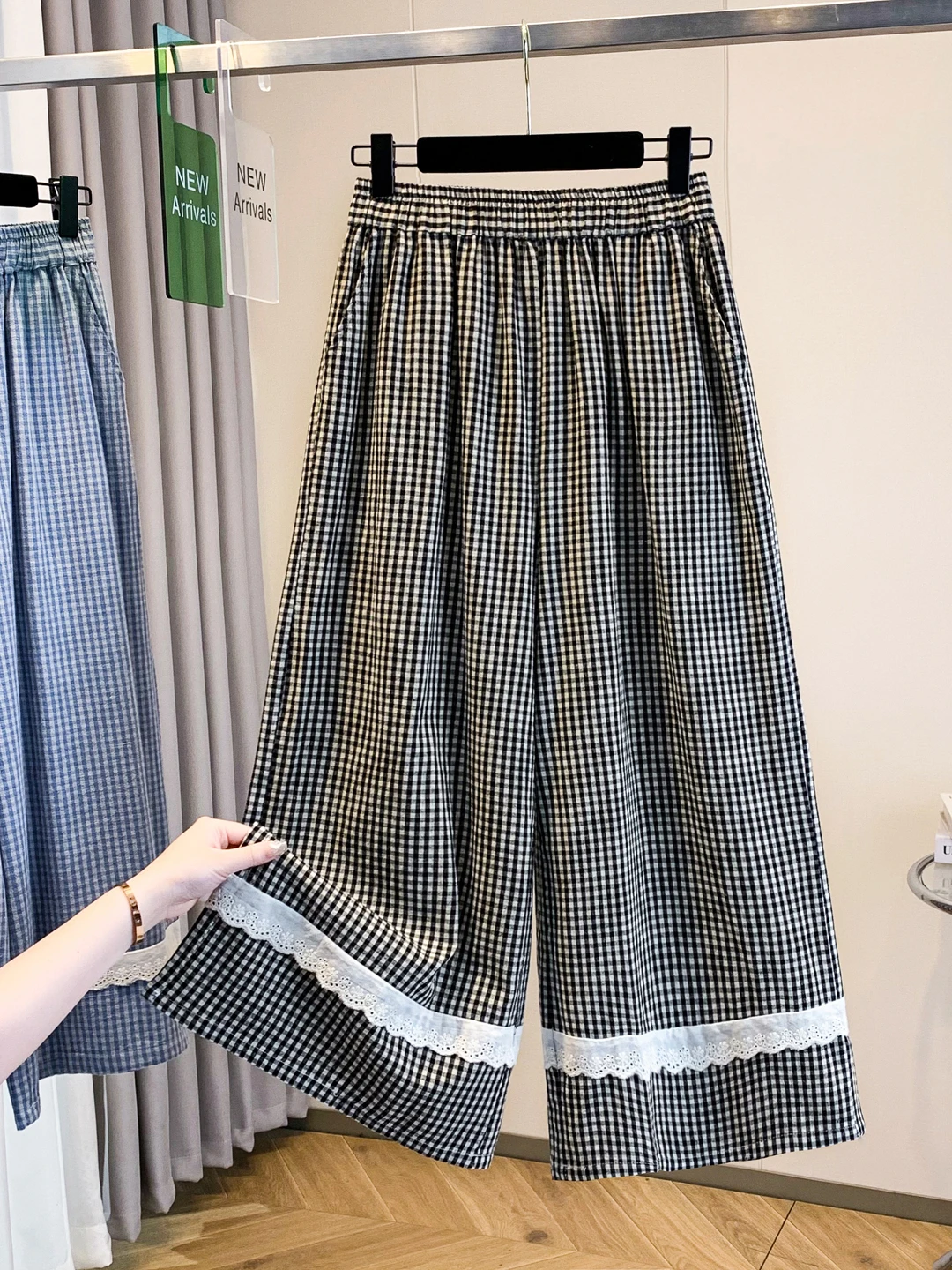 

Fashionable Lace Patchwork Plaid Wide Leg Pants Women Summer Loose Fit Flattering Nine Point Casual Trousers High Waist Elast...