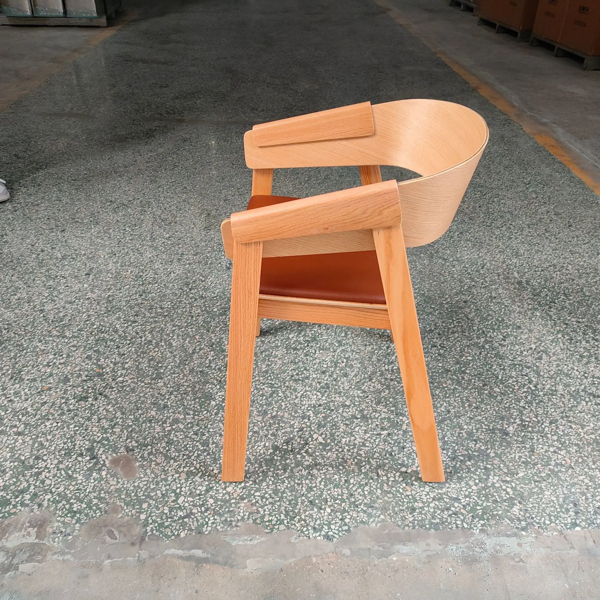 Anpassbarer nordischer Sessel mit Rückenlehne