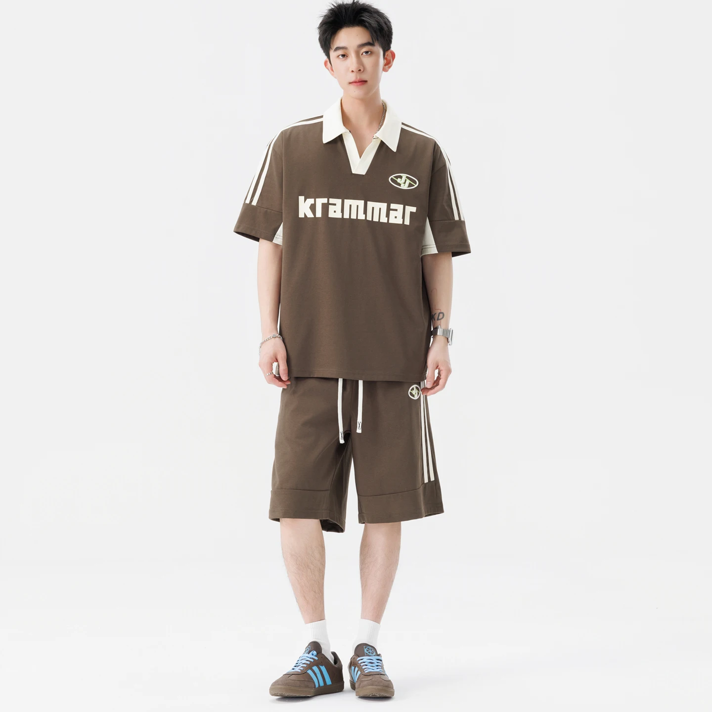 Conjunto Casual de Algodão para Homens, Novo Estilo de Verão, Camiseta de Gola V com Mangas Curtas em Cores Contrastantes e Shorts Soltos