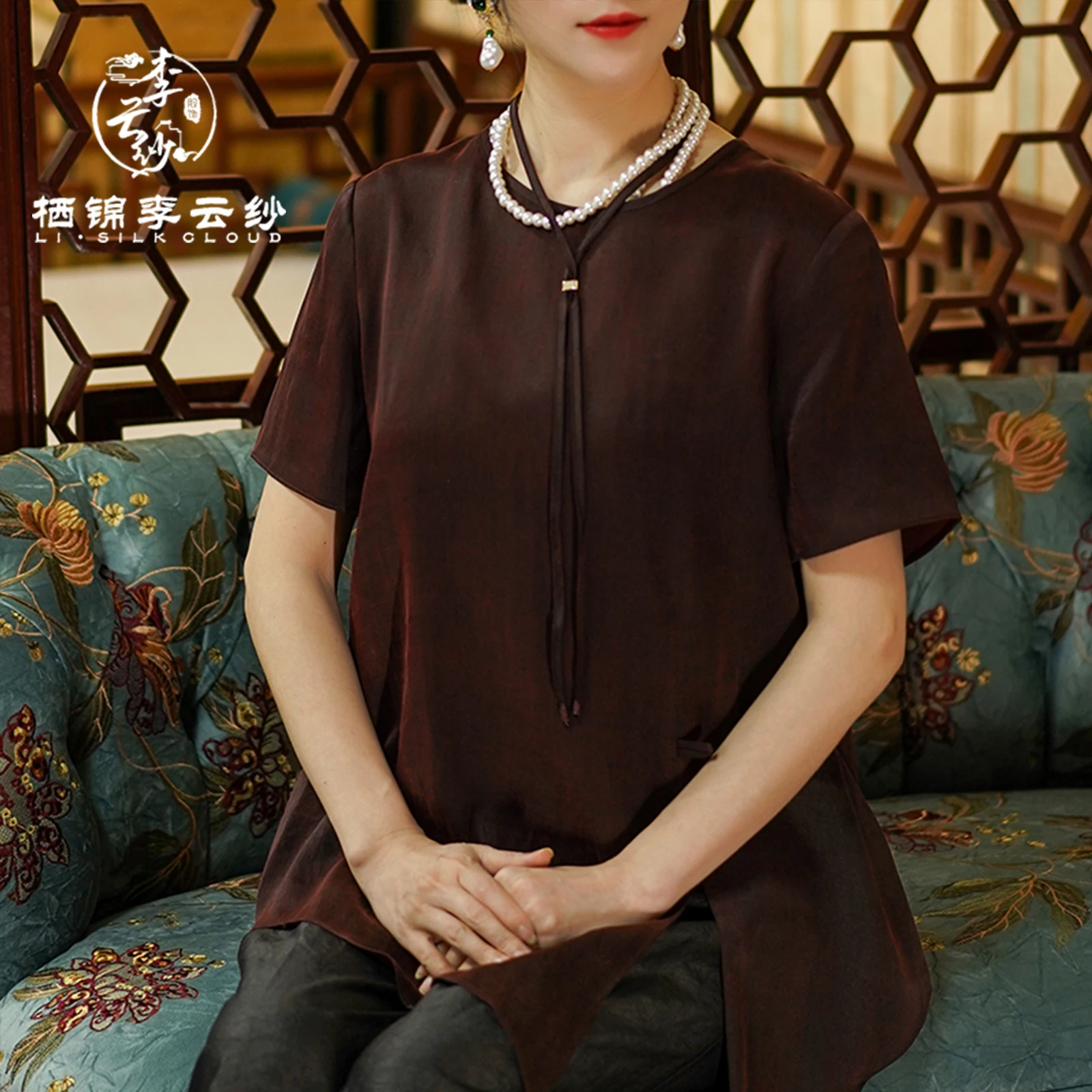 LI SILK CLOUD Camicetta a maniche corte Colore puro - con cravatta lunga e sottile e bottoni con perle - Top da donna elegante (marrone scuro)