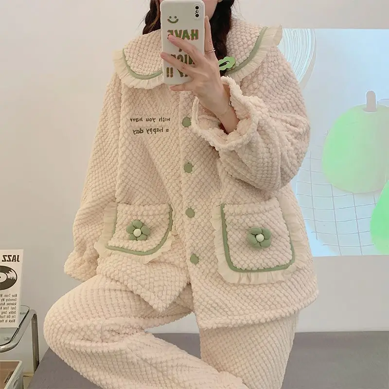 Pijamas de lana coral para mujer, nuevo modelo de invierno, traje de estilo informal dulce, ropa de dormir con forro polar, conjunto de pijama de franela gruesa para el hogar