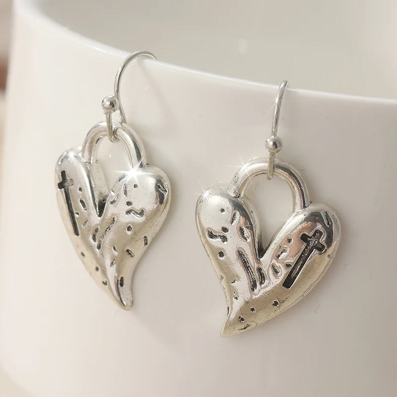 Vintage Silberfarbene Herz-Ohrhänger für Damen Metall-Ohrringe mit Handgeschnitztem Muster für Party und Alltag – Detail 4