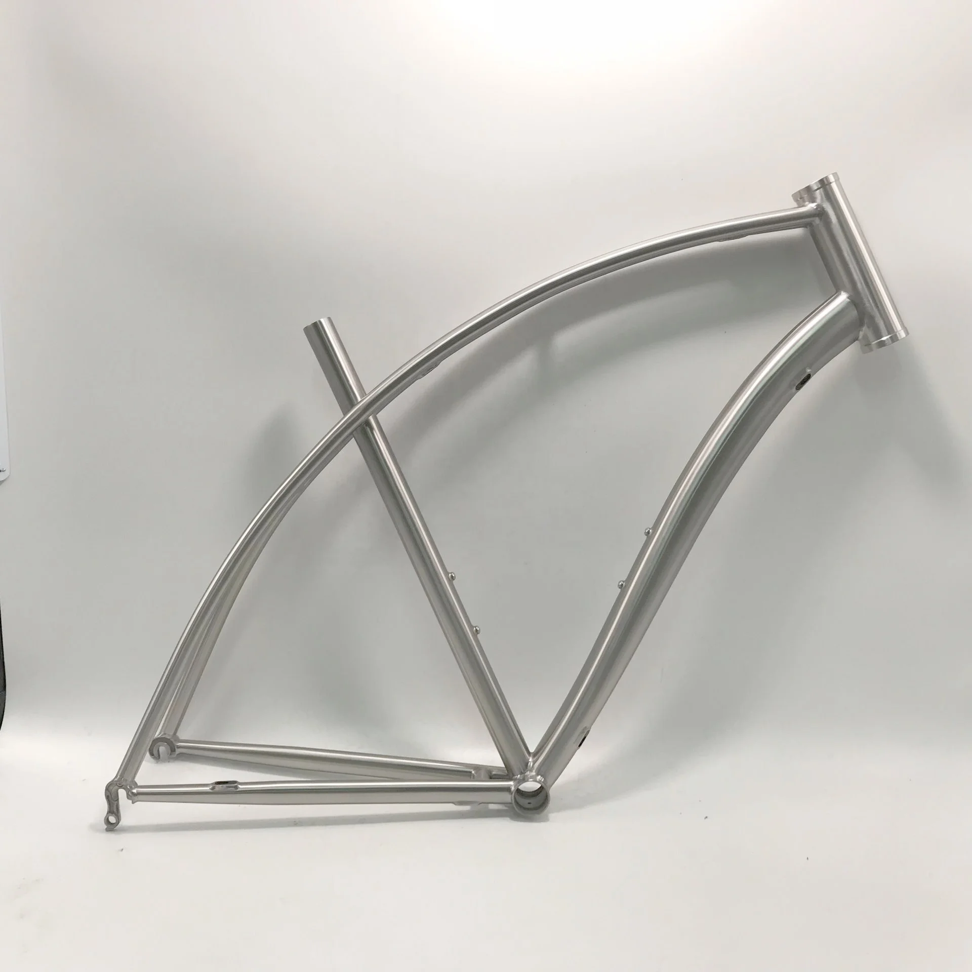 

Aero Road Bike Frame, Curved Tube Design Bicycle Frame, QR 135mm Rear Hub Lightweight Aerodynamic Cycling Frame