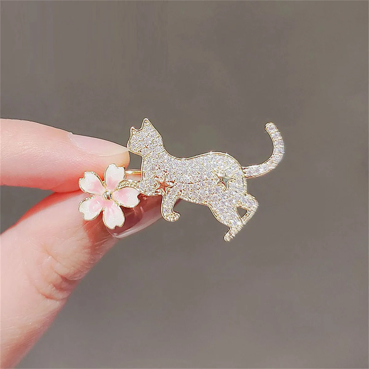 Rinhoo Reiten Besen Fliegende Katze Brosche Für Frauen Cartoon Nette Hexe Kätzchen Kragen Anstecknadeln Lustige Tier Rucksack Abzeichen Schmuck – Detail 37