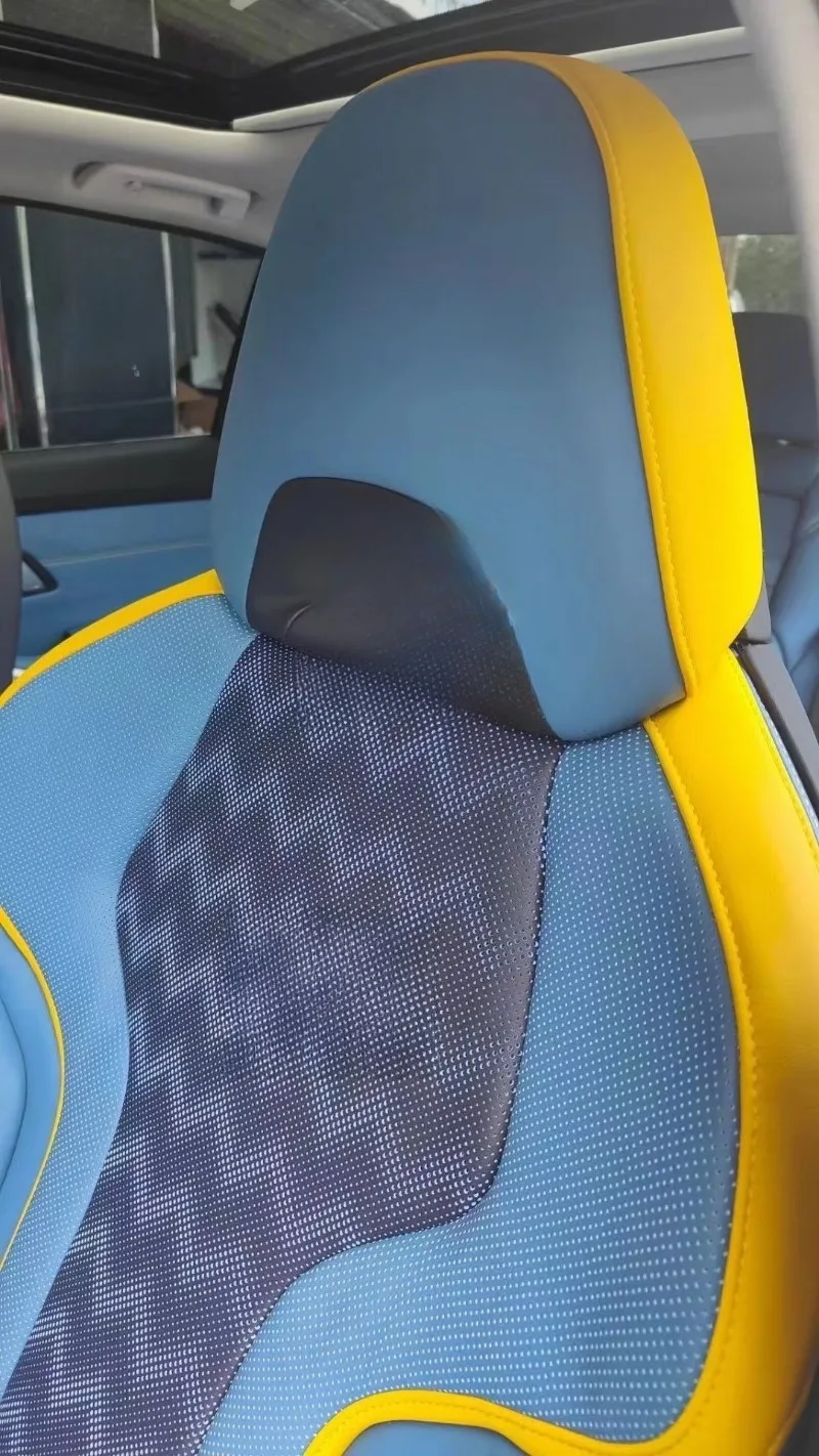 Racing Car Seat Comfortable Sports Style Made From Carbon Fiber and Fabric