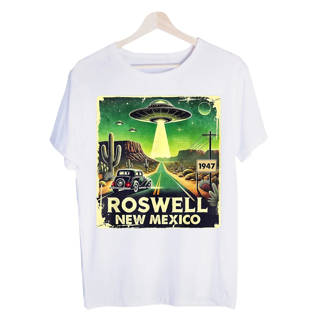 Men's UFO and Desert Scene Graphic Tee, Vintage Style Short Sleeve T-Shirt for Casual Wear and Summer Outfits