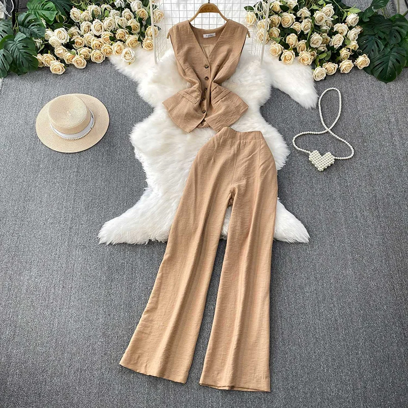 

Комплект из двух предметов для повседневной носки: женский жилет с V-образным вырезом, без рукавов, на одной пуговице, с завышенной талией + брюки с высокой талией и широкими штанинами.