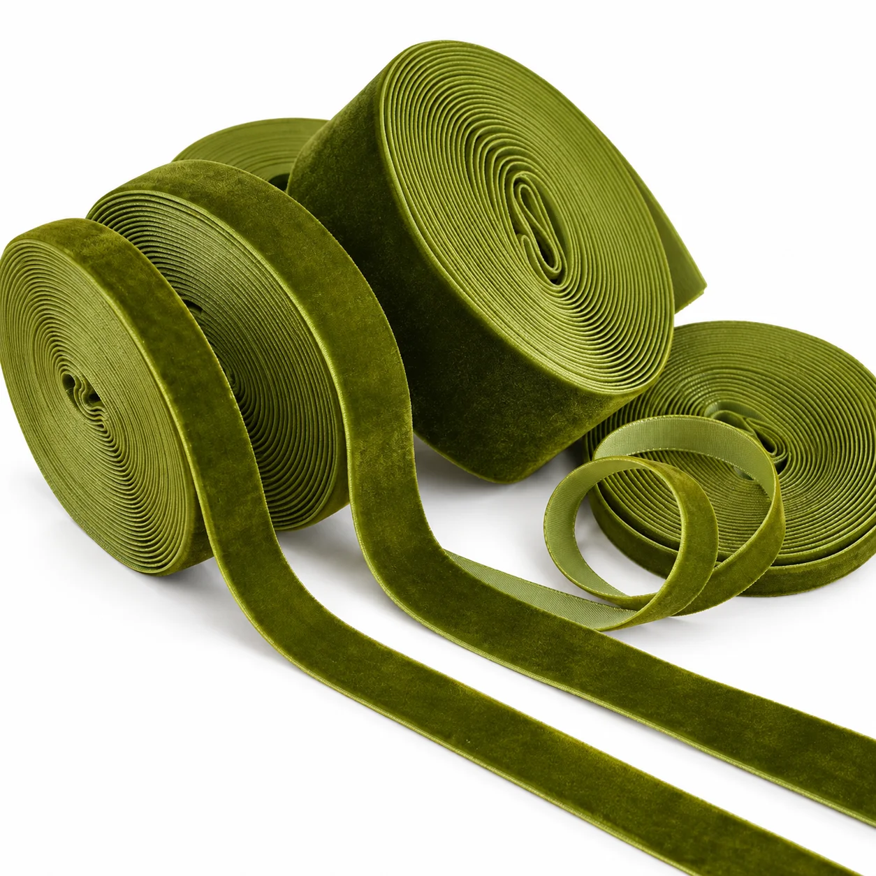 Deep Green Velvet Ribbon, Which Creates a High-End Christmas Atmosphere with Bow Decorations, Flower Garlands, and Gift Straps