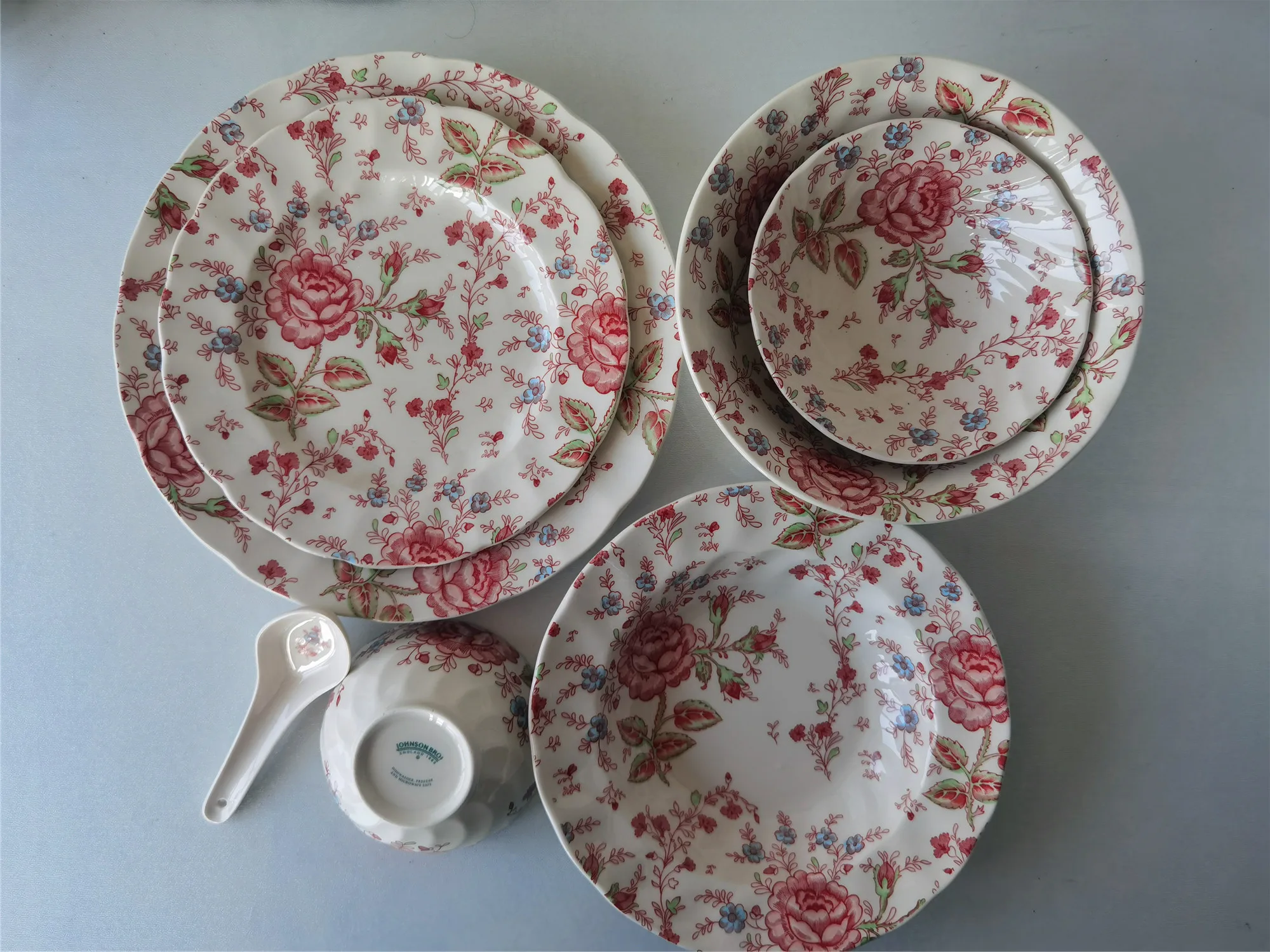 

Famous British brand tableware Desert rose ceramic round plates and bowls