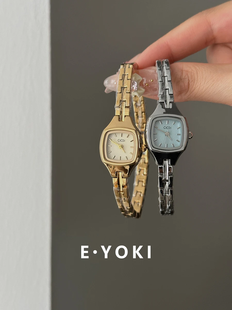 

Small Exquisite And Luxurious Gold Quartz Chain Watch For Women A Versatile And Stylish Casual Watch; A Perfect Gift For Ladies.