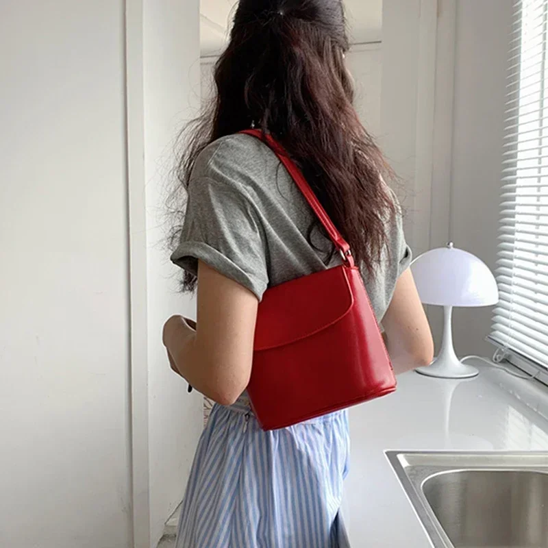 

Superior Korean INS Trend Versatile Invention Red Single Strap Slant Bucket Bag For Women Self-Made
