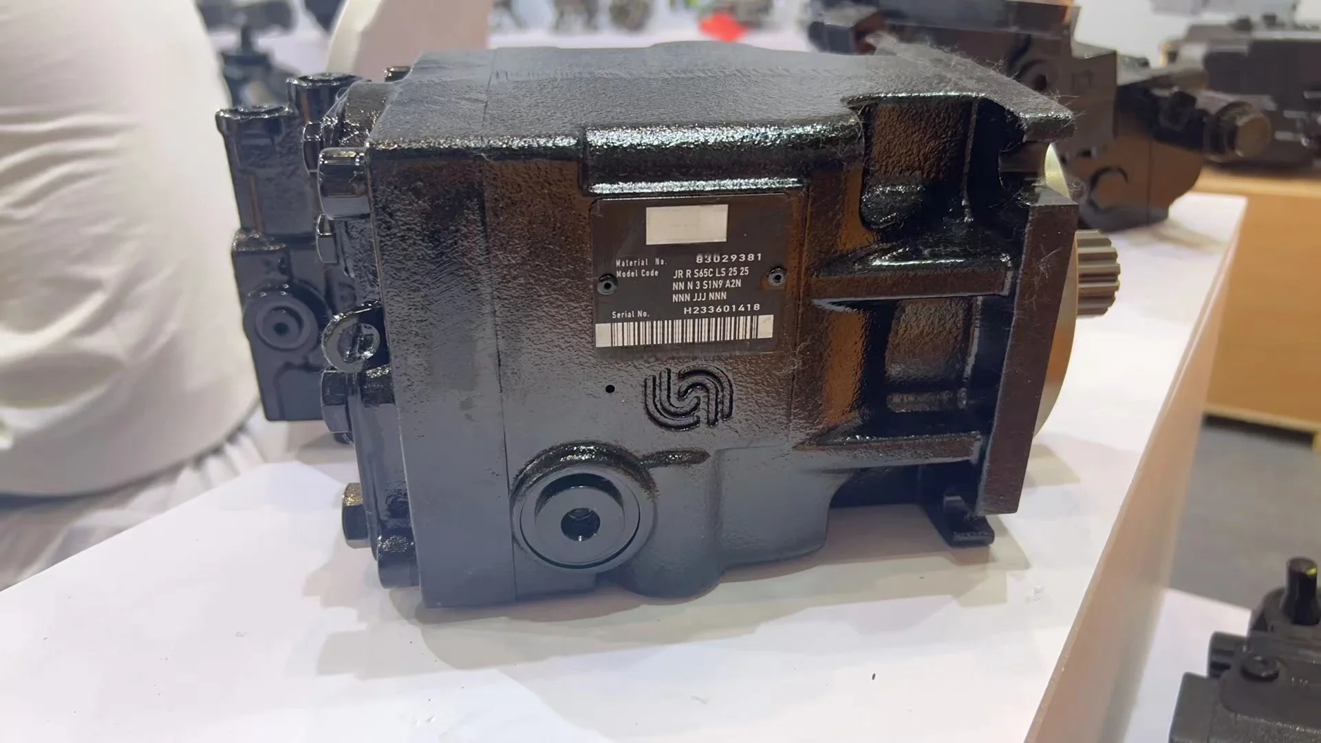 مضخة المكبس الهيدروليكي JR R S65C LS 25 25 NN N 3 S1N9 A2N NNN JJJ NNN/JR R S45B LS 19 25 NN N 3 C2N9 A8N NNN JJ BNR