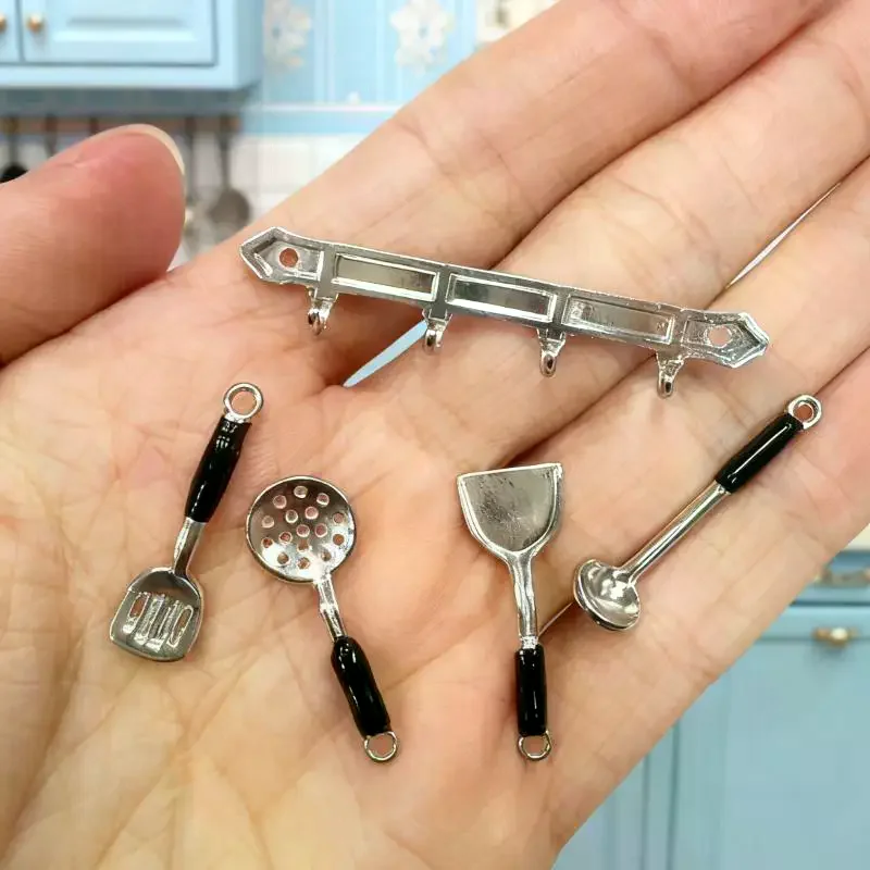 Spatule suspendue verticale Miniature pour maison de poupée, cuillère à soupe, entonnoir, outils de cuisine pour décoration de maison de poupée, jouets de jeu pour enfants, 1 ensemble