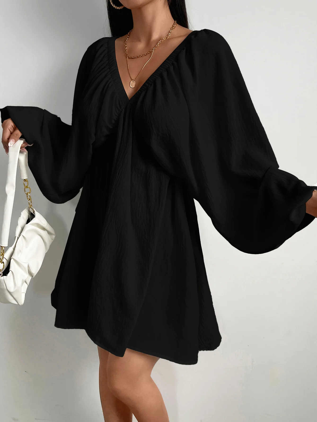 女性クリンクルテクスチャ大きく開いたネックバルーンスリーブミニドレス春夏白いドレス休暇自由奔放に生きるビーチ衣装