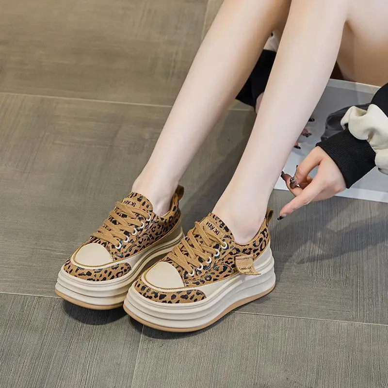 

Women's Casual Leather Sneakers Breathable Versatile Flat Bottom Shoes Fashionable Slip-On round Toe Rubber Outsole