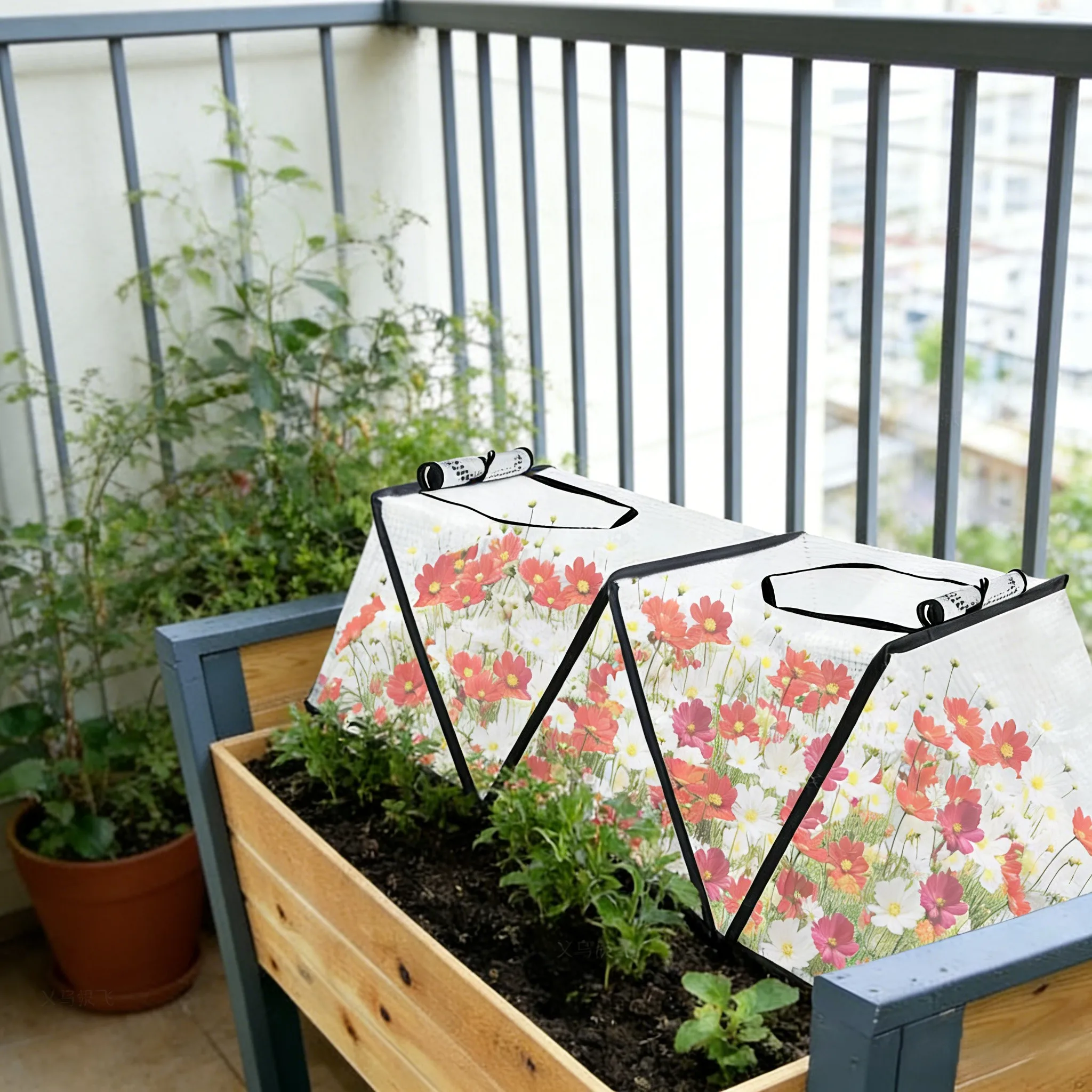 

Складная крышка для садовых растений с металлическим каркасом и воздушными отверстиями, обеспечивающая непрерывную защиту от насекомых и мороза.