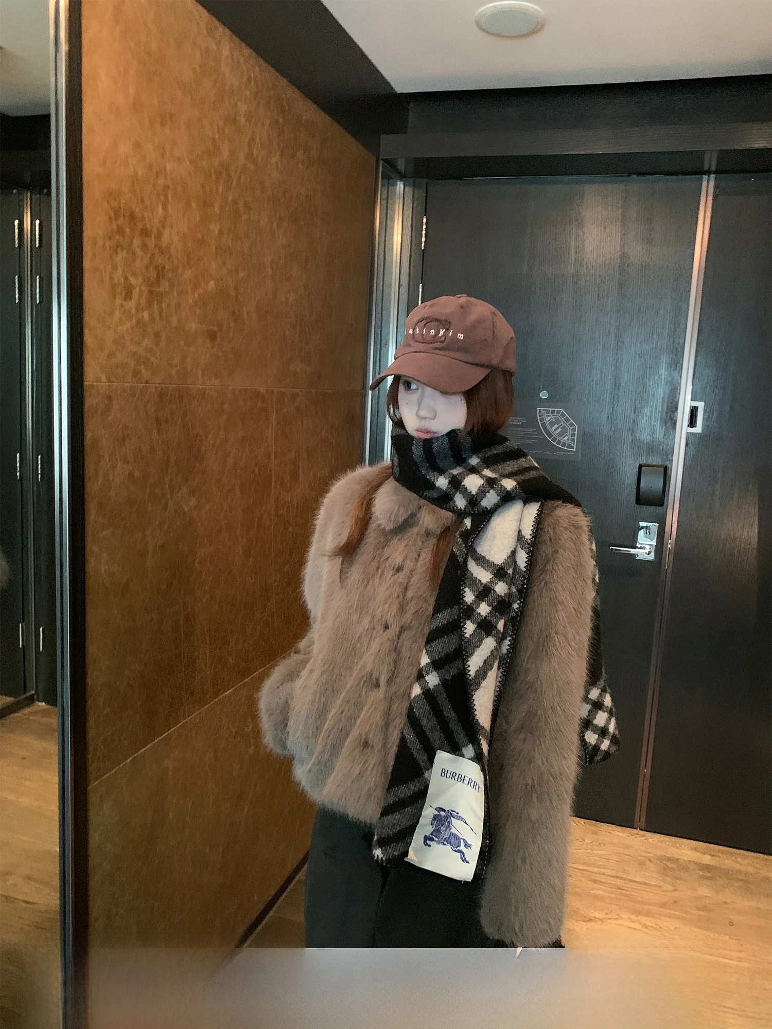 

Eco-Friendly ort Fur Jaet Women's Winter Inteated Leather And Fur Top Girl's Sle Stand Version Zipper Closure