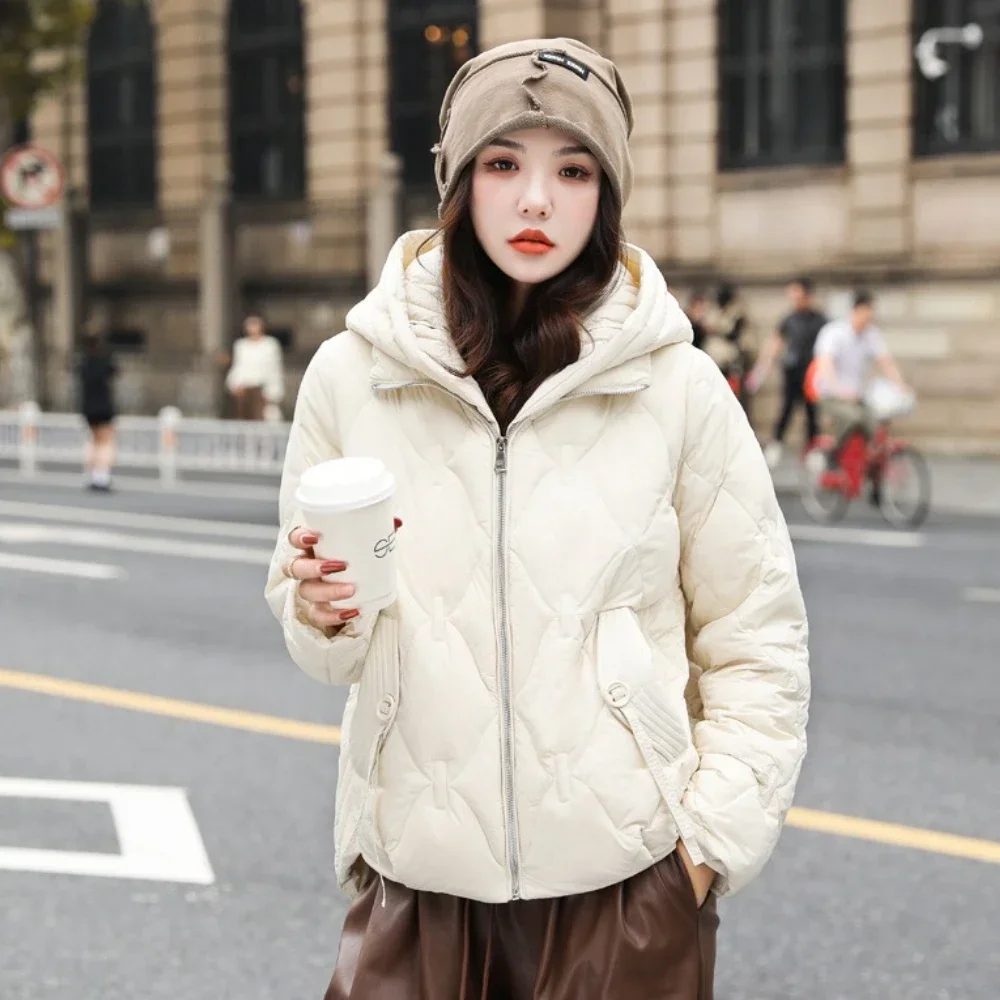90 الأبيض بطة أسفل معطف منتفخ دافئ 2025 الخريف الشتاء الكورية المرأة قصيرة أسفل معطف ملابس خارجية أنيقة نمط جديد مقنعين سترة