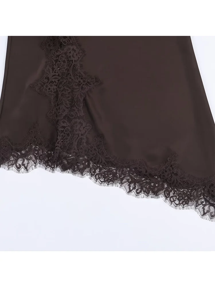 Letnia elegancka sukienka damska z dekoltem w serek, asymetrycznym dołem, koronkowymi zdobieniami, na ramiączkach, bez rękawów, z odkrytymi plecami, o satynowej fakturze, midi.