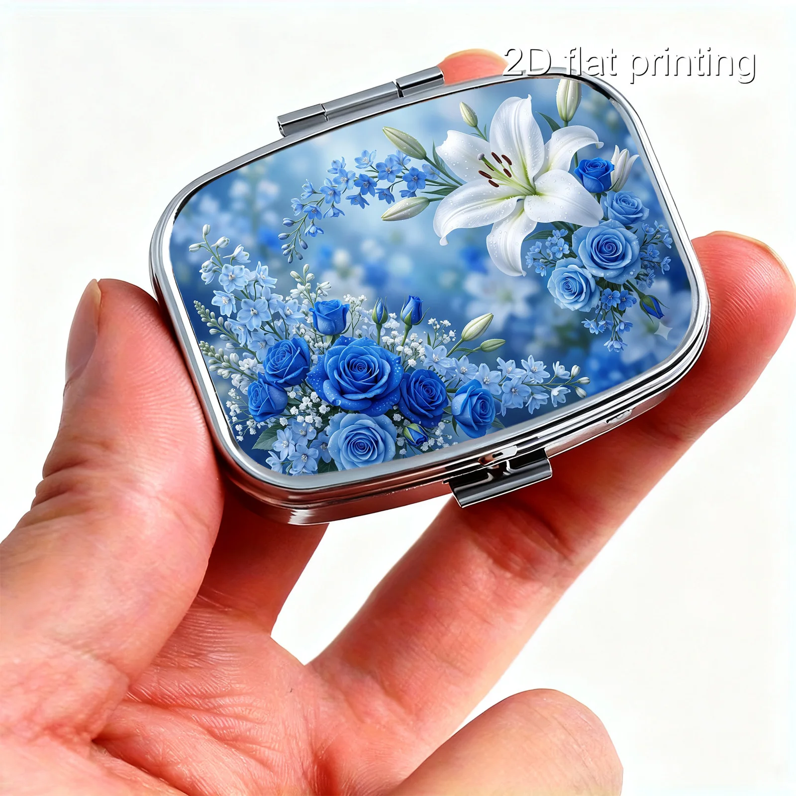 Single-Pack, Flat-Printed, Portable Mini Double-Compartment Pill Box, with Clear Blue Rose and White Lily Fresh Floral Bouquet Print, Travel Medicine Storage Box, Sealed and Moisture-Proof, Capsule Vitamin Storage Box, Portable Small Pill Box