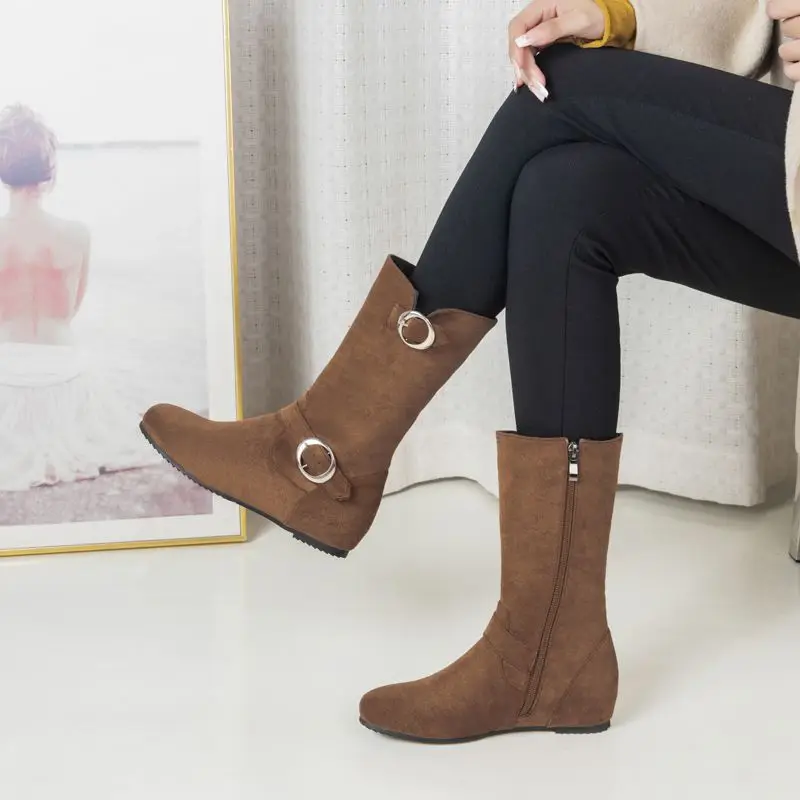 

SIMLOVEYO женские ботинки до середины икры с круглым носком из флока, замши, на увеличенном каблуке 4 см, декоративный дизайн, для отдыха, повседневная мода, большие размеры 43