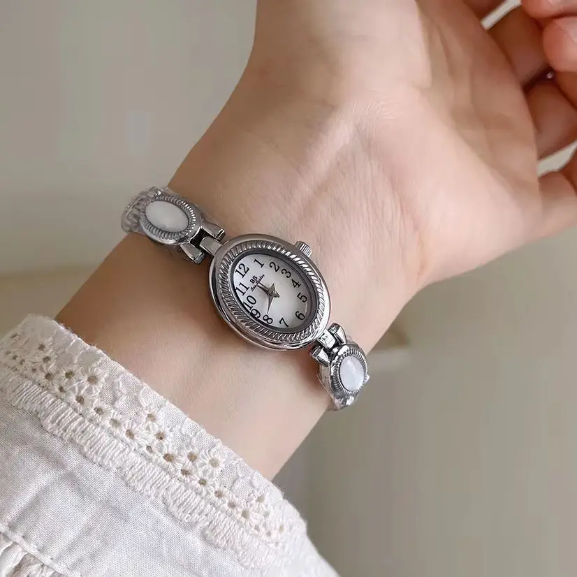 الرجعية الحد الأدنى الساعات النسائية البيضاوي الطلب الصغير الذهب مزاجه لطيف كبار الشعور من أناقة الكوارتز ساعات المعصم النسائية