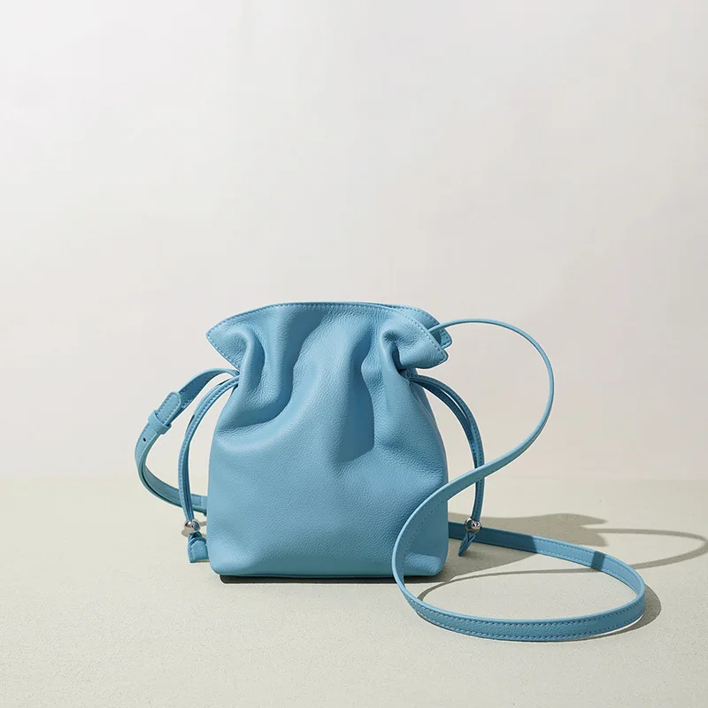 

Новая весенняя коллекция 2026: Милая мини-сумка-облако из мягкой воловьей кожи с дизайном Фукубукуро, однотонная, на шнурке, женская сумка через плечо для телефона KZ025