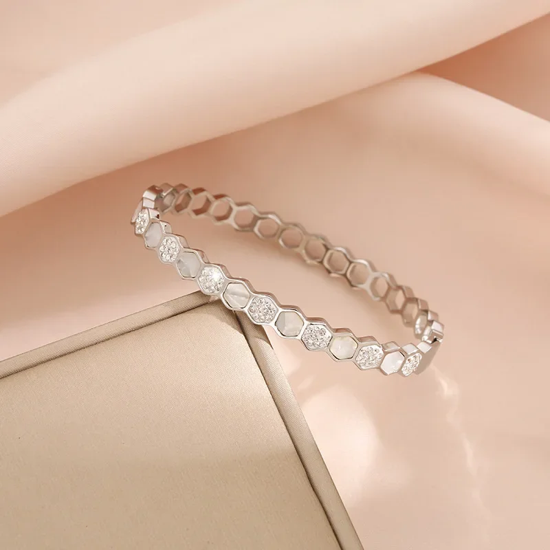 Unique diamond-shaped honeycomb bracelet, new summer collection, fashionable hexagonal titanium steel bracelet