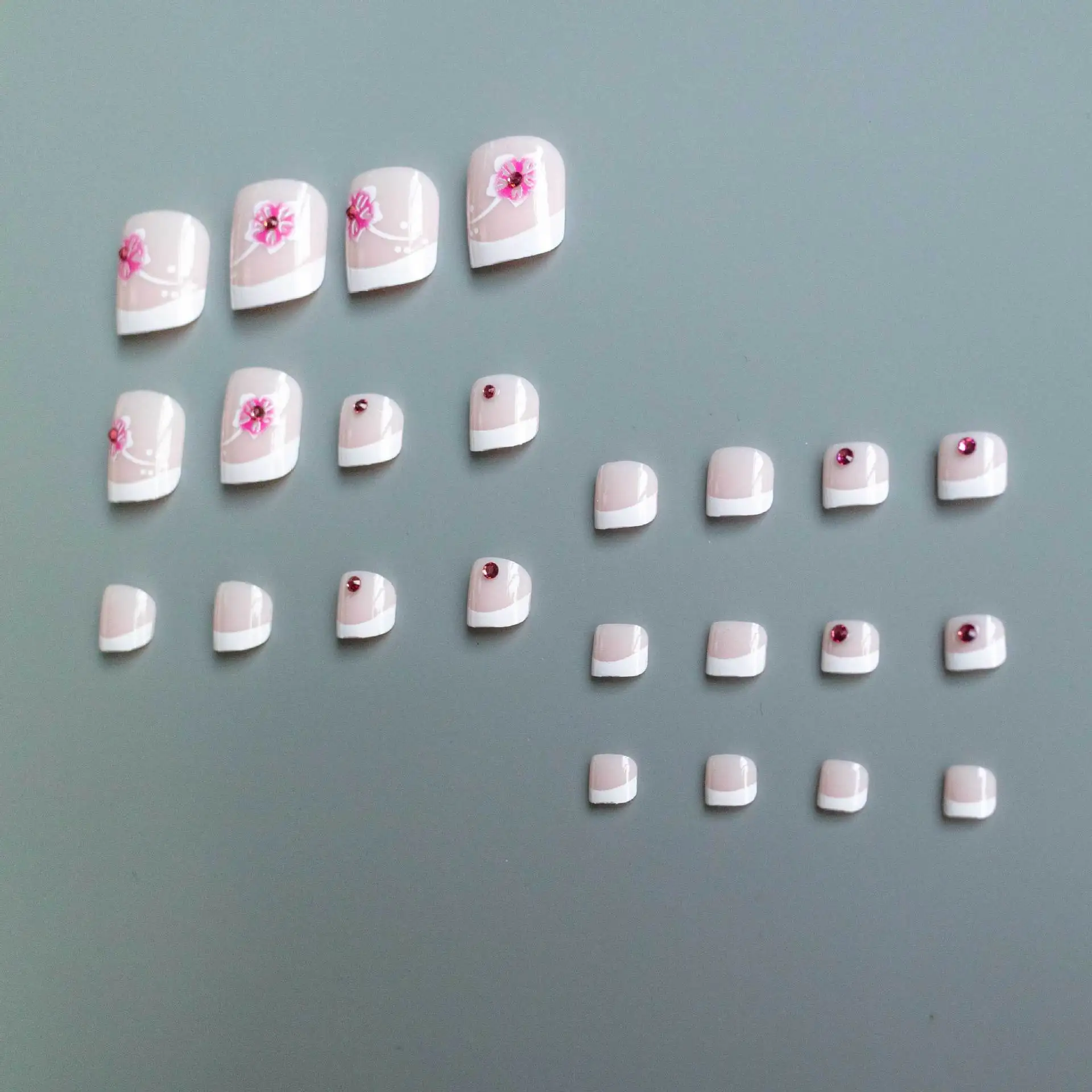 ฤดูร้อนสีนู้ดกดบนเล็บเท้าดอกไม้สีชมพูพิมพ์ 24 ชิ้นสีขาวเคล็ดลับฝรั่งเศสเล็บปลอมสําหรับเท้าผู้หญิงอะคริลิปลอมเล็บเท้า
