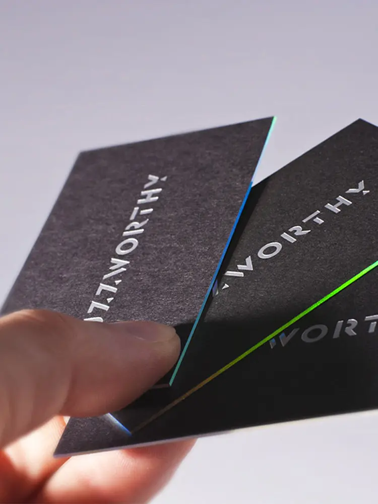 

Эксклюзивные визитные карточки из дизайнерской бумаги с гравировкой и высококачественной 3D-отделкой золотой фольгой по краю