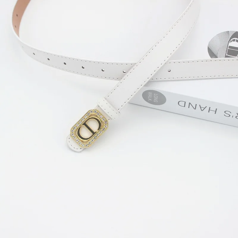 La cintura in stile retrò francese è alla moda e semplice. È una nuovissima cintura in denim a vita stretta in pelle di fascia alta nel 2025