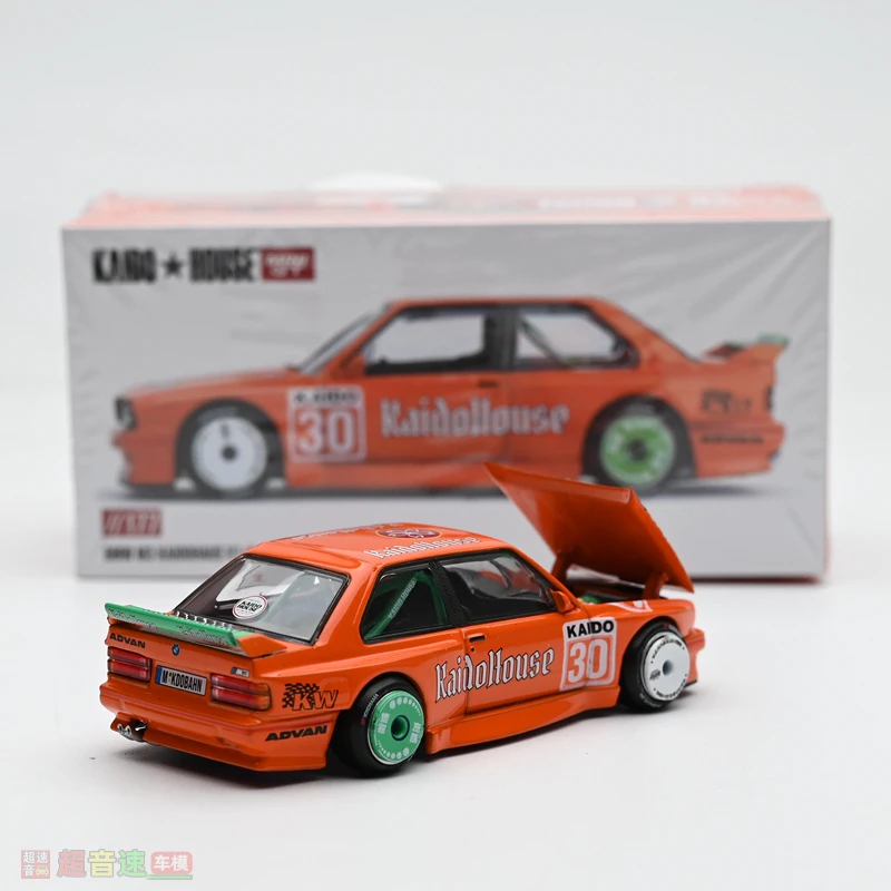 Em estoque: 1:64 BMW M3 V1 modelo de carro de liga de simulação fundida, brinquedo de presente de festival para meninos, ornamento colecionável decorativo para adultos.