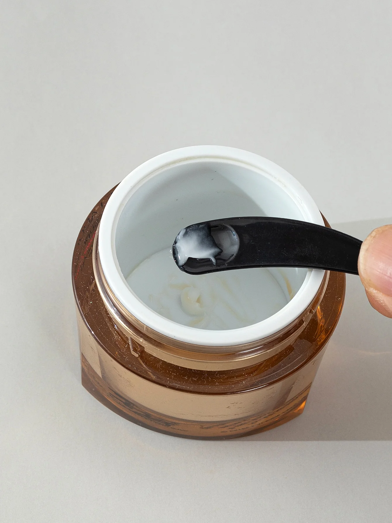 Wholesale 50/Piece Fashion Multi-Color Plastic Face Cream Spoon Beauty Makeup Special Crescent Spoon Mini Small Eye Cream Spoon