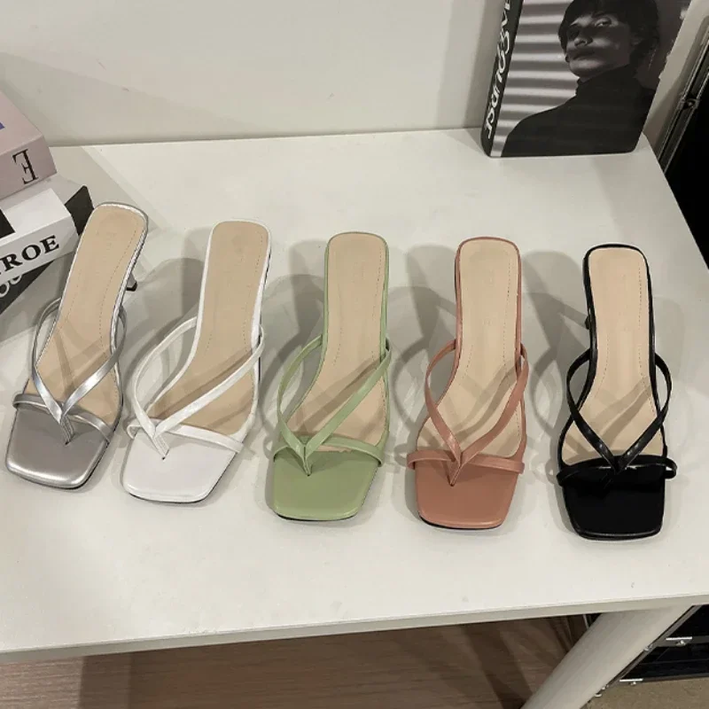 Sandal wanita Flip Flop Musim Panas 2024 Sandal jepit nyaman mode sepatu Sandal pantai Roma wanita Sandal mewah wanita desainer