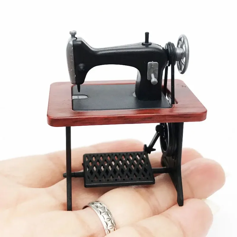 1/12 Puppenhaus Miniatur Antike Nähmaschine Kunststoff Modell Requisiten Dekorative Spielzeug Simulation Miniatur Modell Spielzeug
