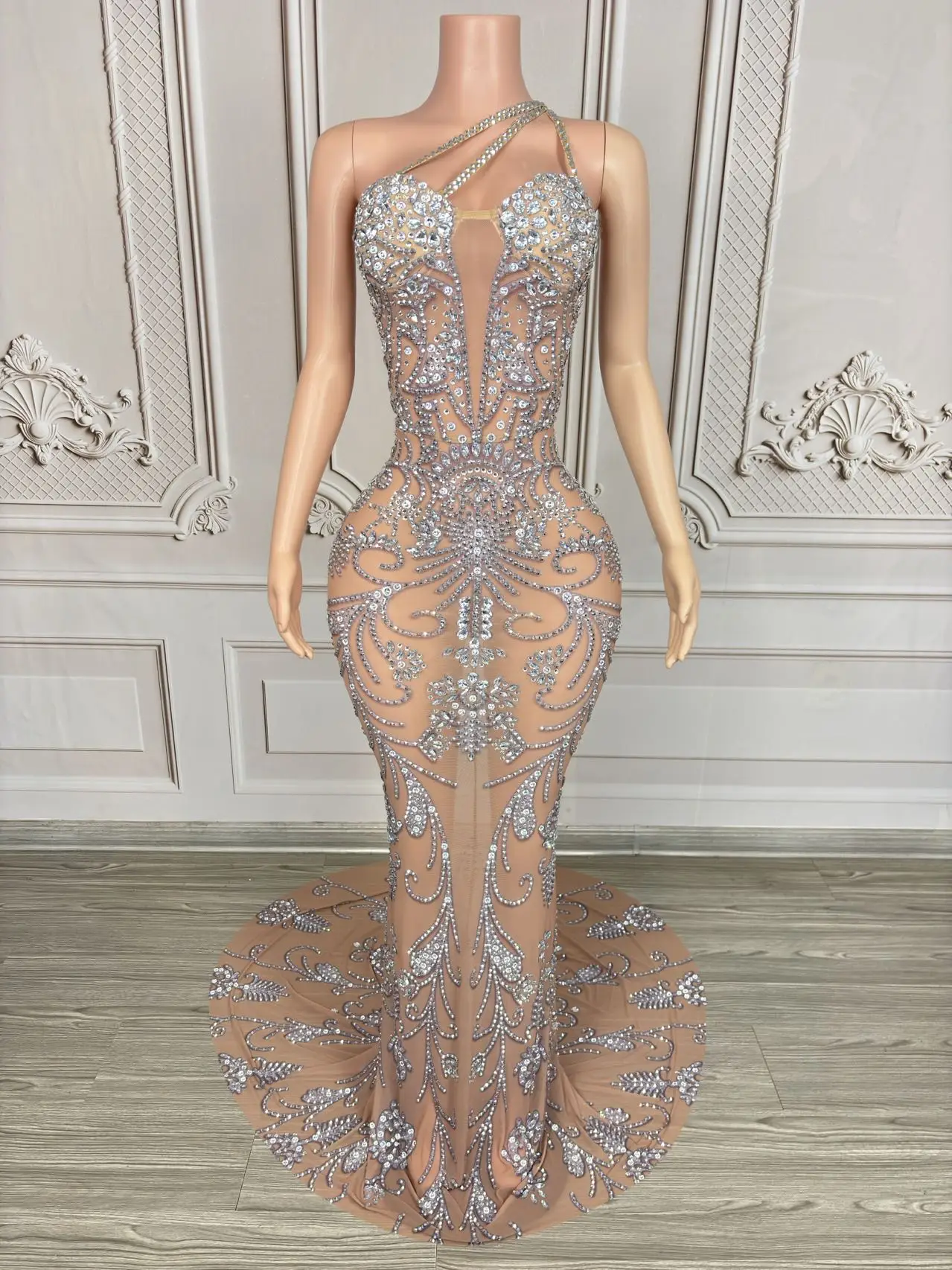 ชุดราตรีทรงยาวกรอมพื้น ไหล่เฉียง แต่งคริสตัล ผ้าตาข่ายซีทรู สำหรับผู้หญิง งานกาล่าดินเนอร์หรืองานเดินแบบบนพื้นที่โชว์เสื้อผ้าสีแดง ยี่ห้อ yadan