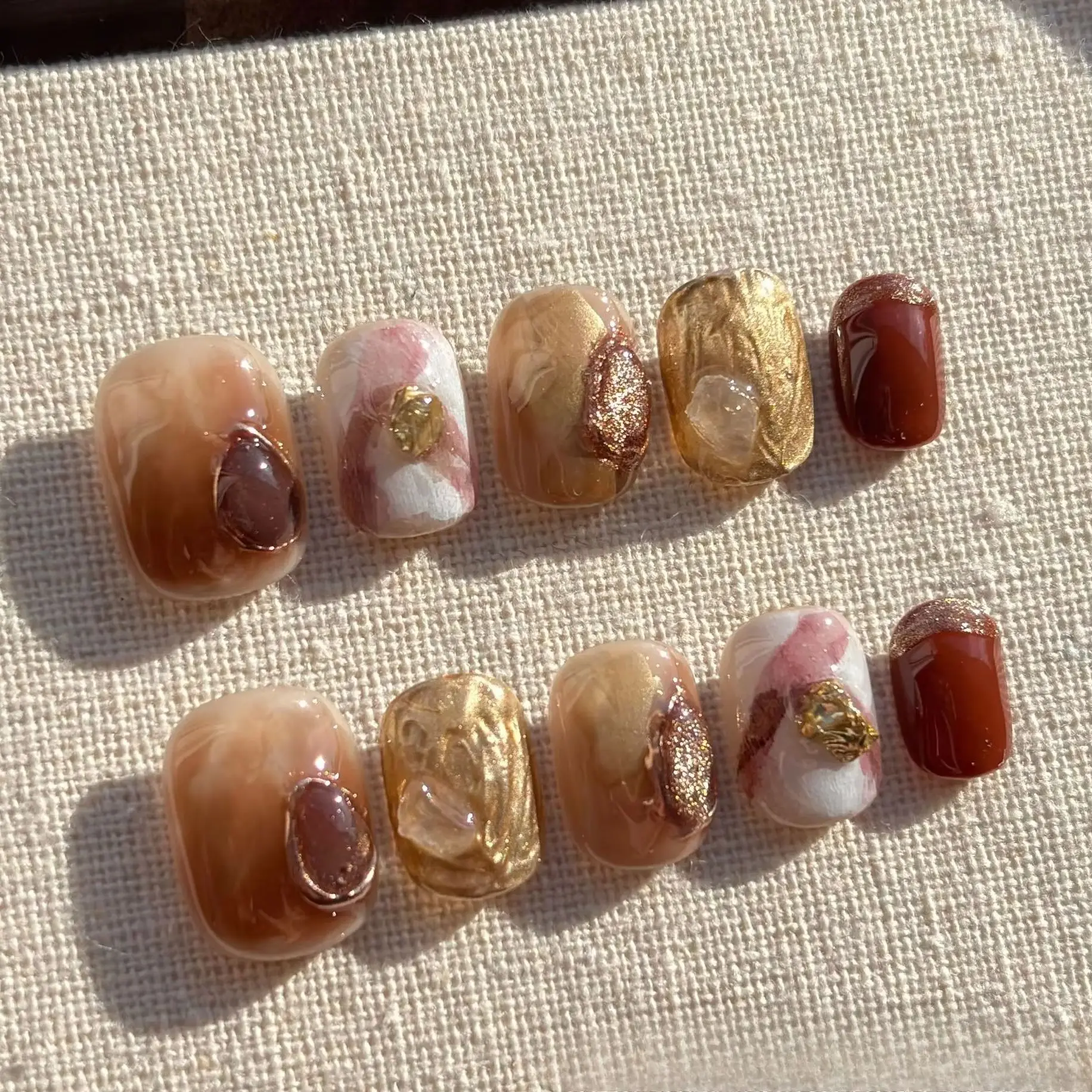 

10Pcs Amber Cat Eye False Nails Brown Cute Grid Press on Nails Golden Glitter Nail Short Square Nail Art Autumn Fake Nails Tip