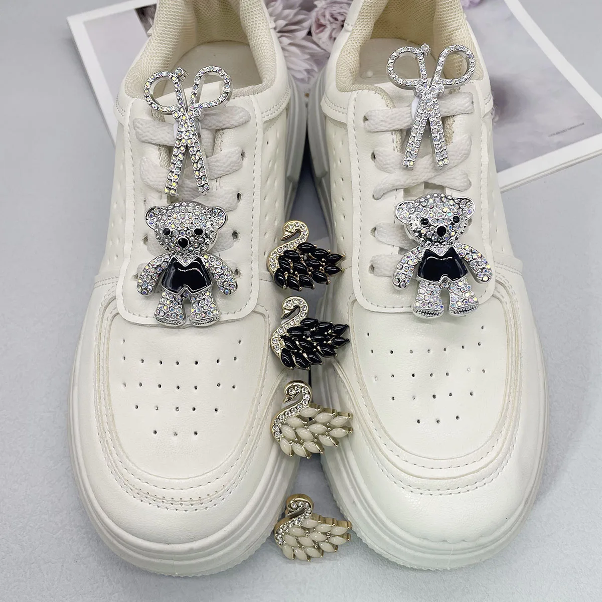 2/4PCS Bear Shoelaces Charms Bling Swan Shoes Buckles Decorations Scissors Shoe Lace Accessories DIY Mutlifunctional Shoe Clips