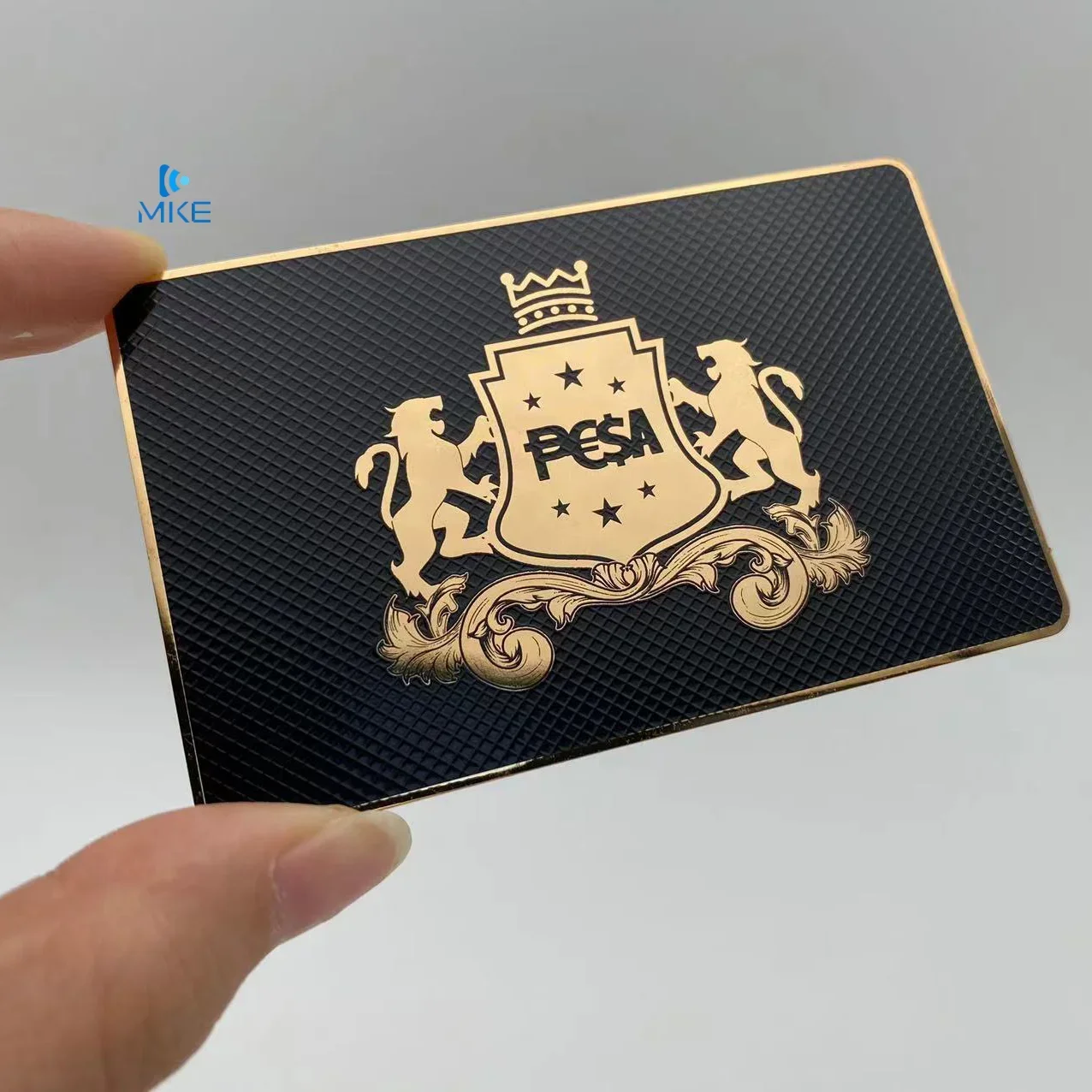 

Блестящие золотые и черные металлические карты с текстурой для делового подарка, членства